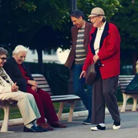 Grup de pensionari, în parc - Foto: Freepik