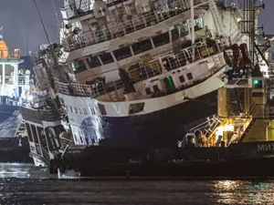 Cel mai nou remorcher s-a răsturnat în dană, la St.Petersburg - Foto: Profimedia Images