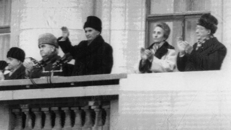 21 Decembrie 1989: Ultimul miting de sprijinire a dictatorului Nicolae Ceaușescu. Românii huiduie - Foto: Profimedia Images