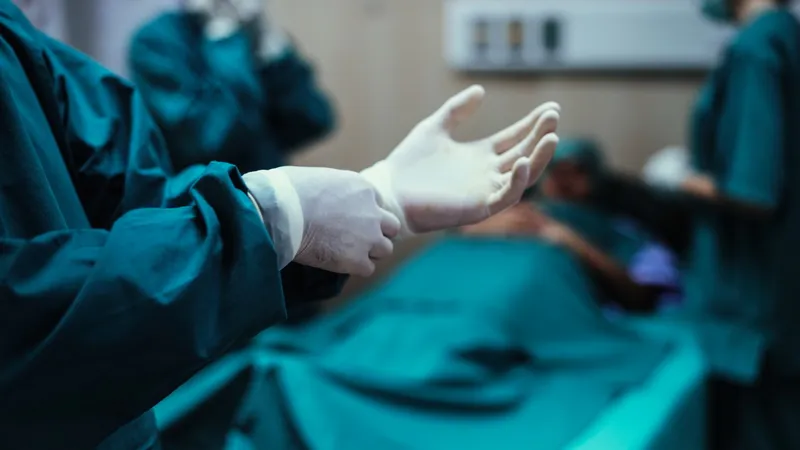 Chirurg de la Spitalul Județean Sibiu, acuzat că vine la muncă beat. Colegii săi l-au denunțat - Foto: Freepik.com (Imagine cu caracter ilustrativ)