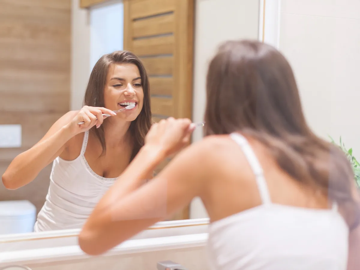 Femeie care se spală pe dinți - Foto: Freepik (Imagine cu rol ilustrativ)