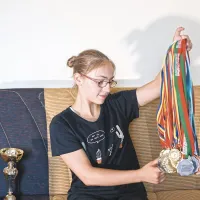 La 15 ani, Miruna Iordache are un braț  de medalii câștigate la concursuri naționale și internaționale