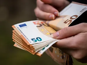 1.000 € în plus pentru unii români din Spania care au copii. Care sunt criteriile - Foto: Freepik (rol ilustrativ)