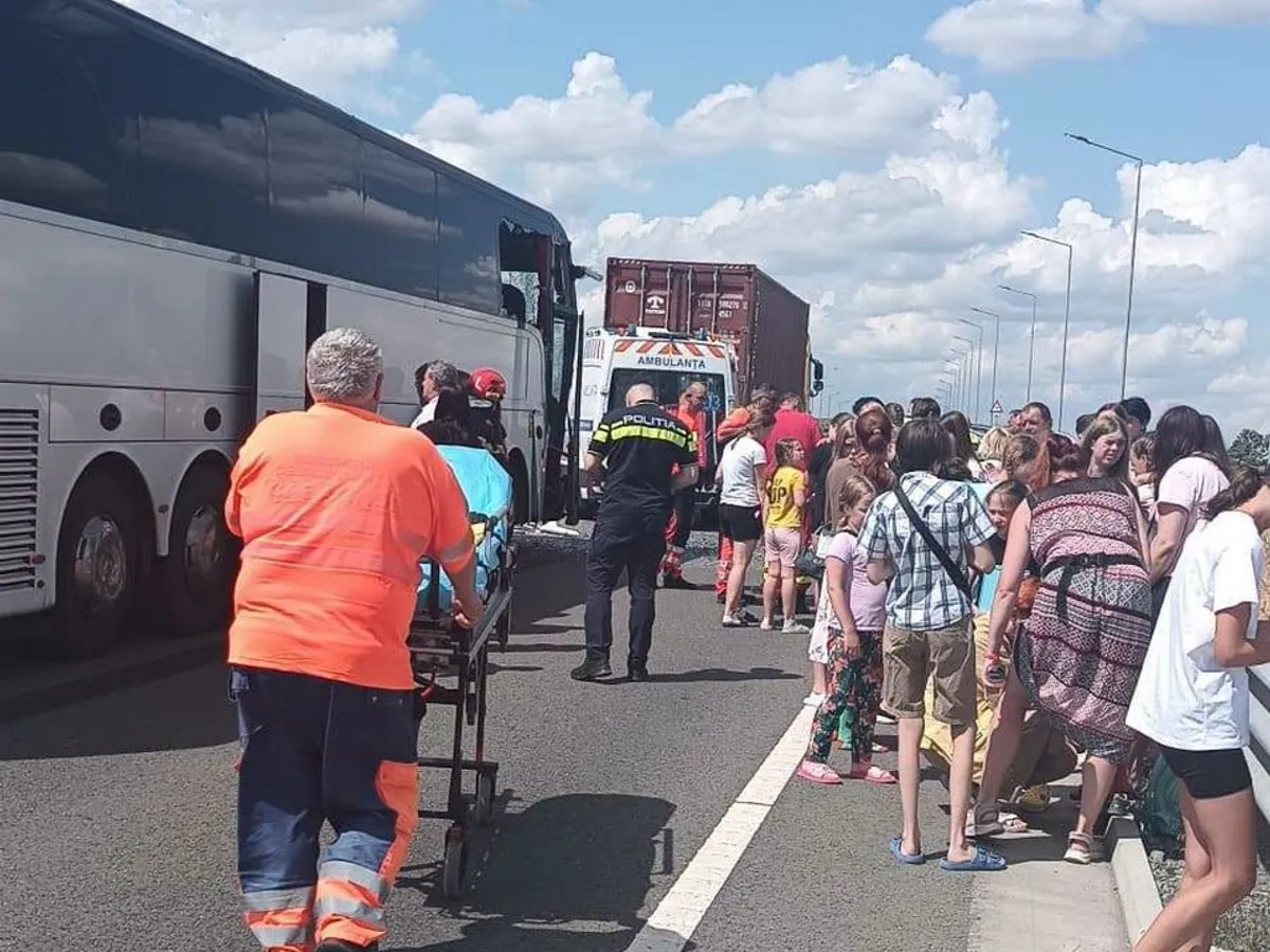 Un autocar cu 60 de pasageri la bord s-a ciocnit cu un TIR pe Autostrada Soarelui - A2 - Foto: ISU Călărași