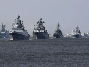 Nave din marina rusească, printre care fregata Amiralul Gorshkov, navighează în apropierea bazei navale Kronshtadt de lângă Sankt Petersburg. Foto OLGA MALTSEVA/AFP/GETTY IMAGES