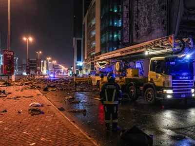 Echipele de intervenție în caz de urgență intervin pentru a stinge un incendiu izbucnit într-o clădire în urma unui atac iranian în Manama, capitala Bahrein, pe 28 februarie 2026 Foto: profimediaimages.ro