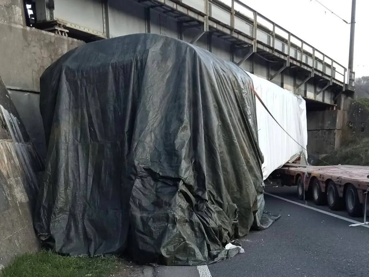 Un tramvai a lovit un pod și a blocat DN 6 în zona localității Teregova. Cum s-a întâmplat? - Foto: DRPD Timișoara