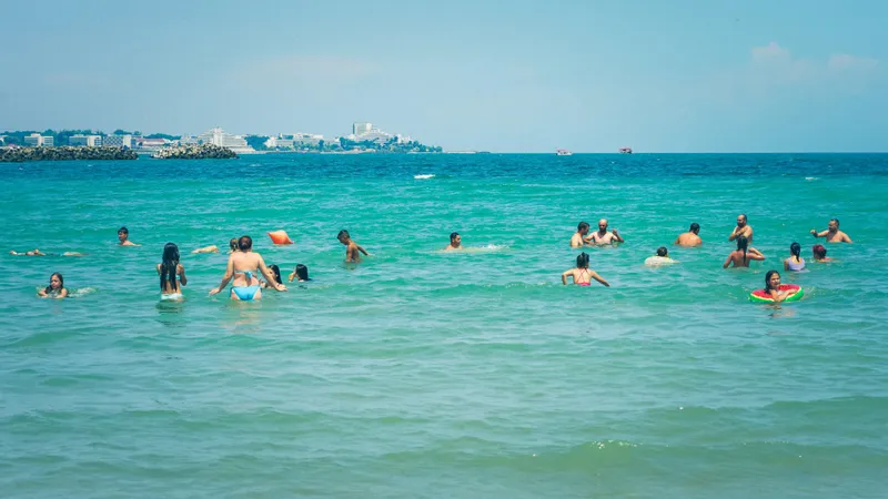 Au condus 10 ore, au plătit 1.000 lei cazarea, dar prima noapte au dormit-o pe șezlong pe plajă / Mangalia News