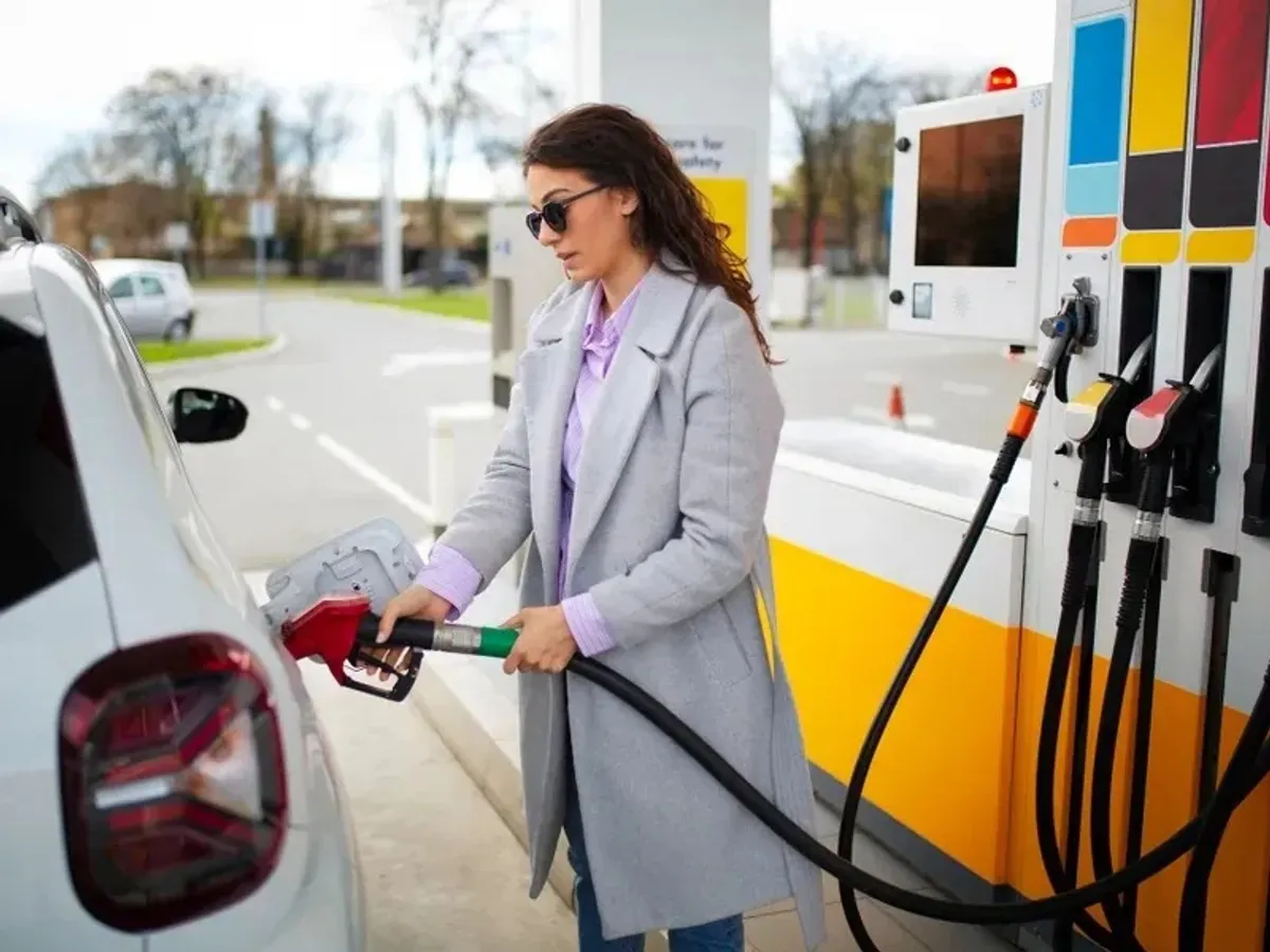 Carburanții s-au scumpit din nou. Benzina a trecut de 9 lei/l, motorina e aproape de 10 lei/l