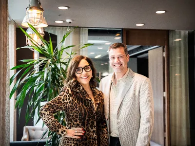 Linda Yaccarino, CEO al X, și Yoni Assia, co-fondator și CEO al eToro