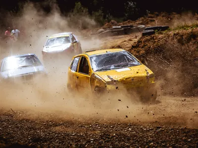 Foto: O roată de la o mașină de rally s-a desprins și a lovit grav două persoane Sursa: Freepik (rol ilustrativ)