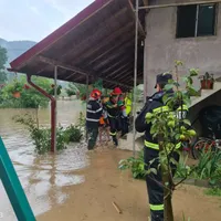 Misiune de salvare contracronometru: o mamă și doi copii, prinși într-o casă inundată. / Foto: ISU Alba
