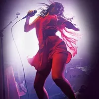 BIFAT TOATE CĂSUȚELE Teresa Suárez Cosío de la Le Butcherettes nu e doar o cântăreață carismatică, ci și un copozitor foarte bun. Colegii ei de trupă? Destul de buni, de asemenea
