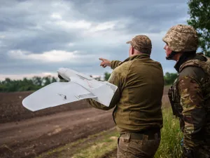 Militari ucraineni care lansează o dronă de război - Foto: Facebook/ Volodimir Zelenski - Caracter ilustrativ