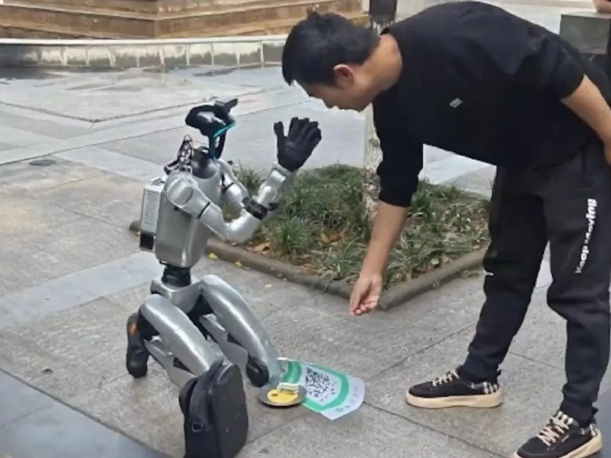 Roboții umanoizi alimentați de inteligența artificială au devenit cerșetori. Cer bani trecătorilor pe stradă