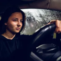 Ți se aburesc geamurile la mașină și miroase urât? „Suferă” de umezeală. Cum scapi de problemă - Foto: Freepik (Imagine cu rol ilustrativ)