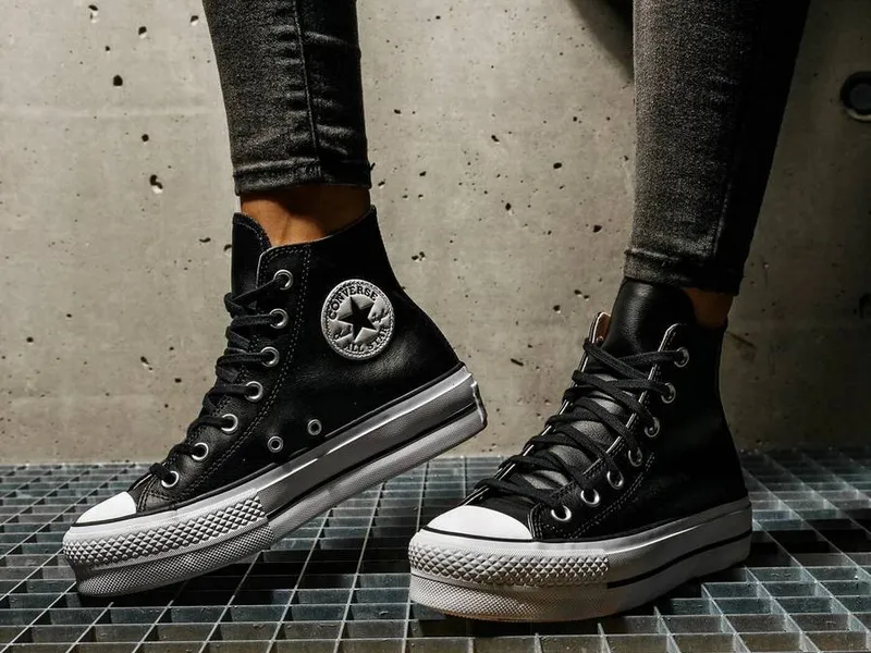 Tenișii legendari marca Converse sunt un evergreen al streetwear-ului. - Foto: Converse