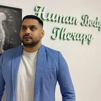 De la casa de copii la propria clinică de recuperare. De ce e special Gabi, terapeut nevăzător Foto: Human Body Therapy