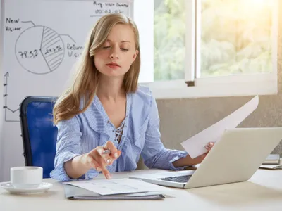 Tânără femeie de afaceri blondă lucrând la biroul ei - Foto: Freepik/pressfoto