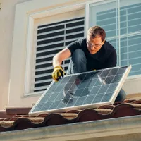 Bărbat cu panou fotovoltaic - Foto: Pexels (rol ilustrativ)