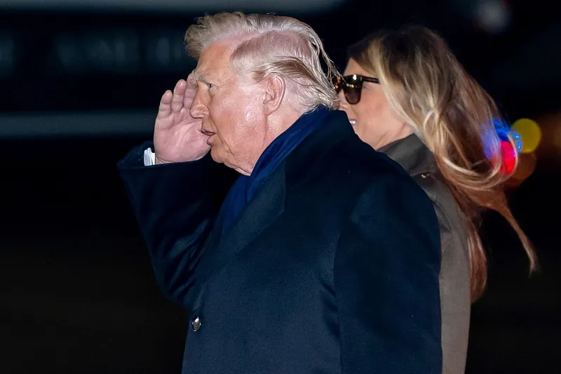 Donald Trump şi soţia lui, Melania, coboară din Air Force One, la Baza Andrews - Foto: Profimedia Images