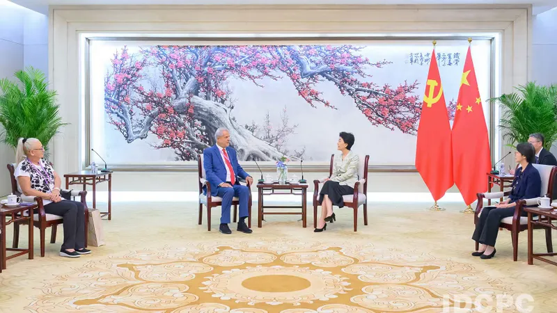 Adrian Năstase în China - Foto: idcp.org