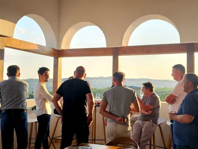 Degustare de vin pe balconul Conacului „1000 de Chipuri”