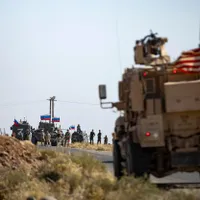 Soldați ruși și americani, întâlnire într-o zonă periculoasă de război - FOTO: Profimedia