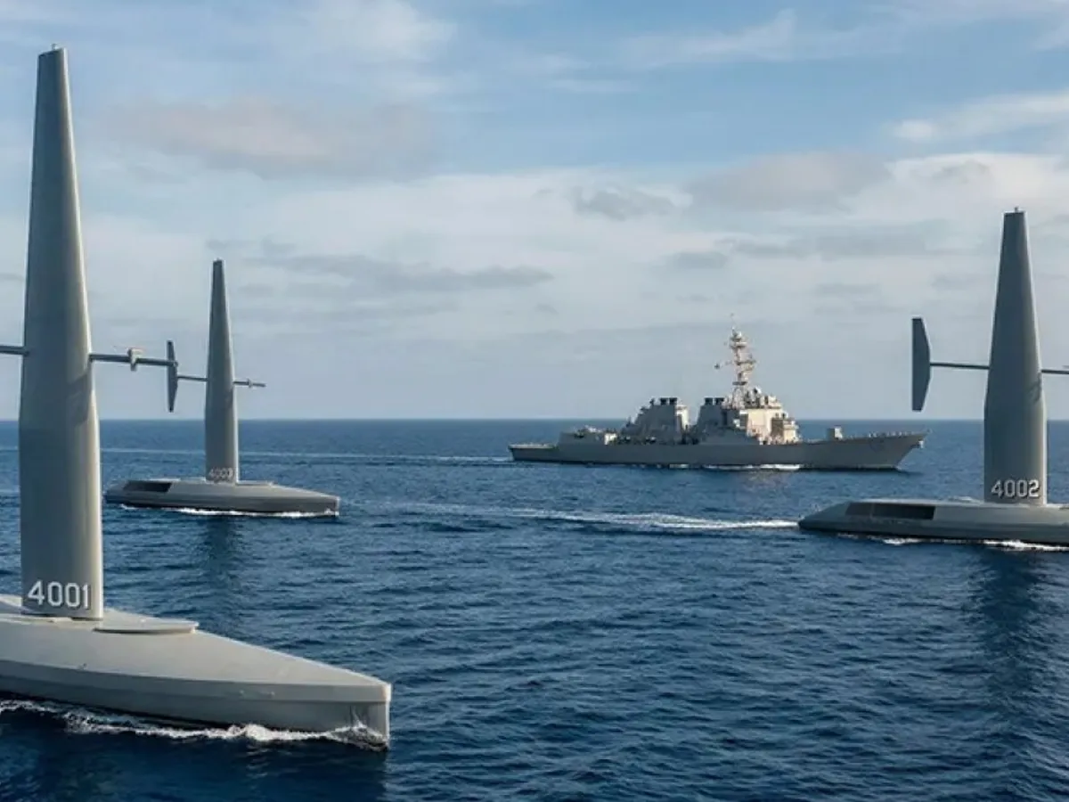 Spectre Silent Endurance și Spectre Stealth Strike în comparație cu un distrugător - Foto: Saildrone