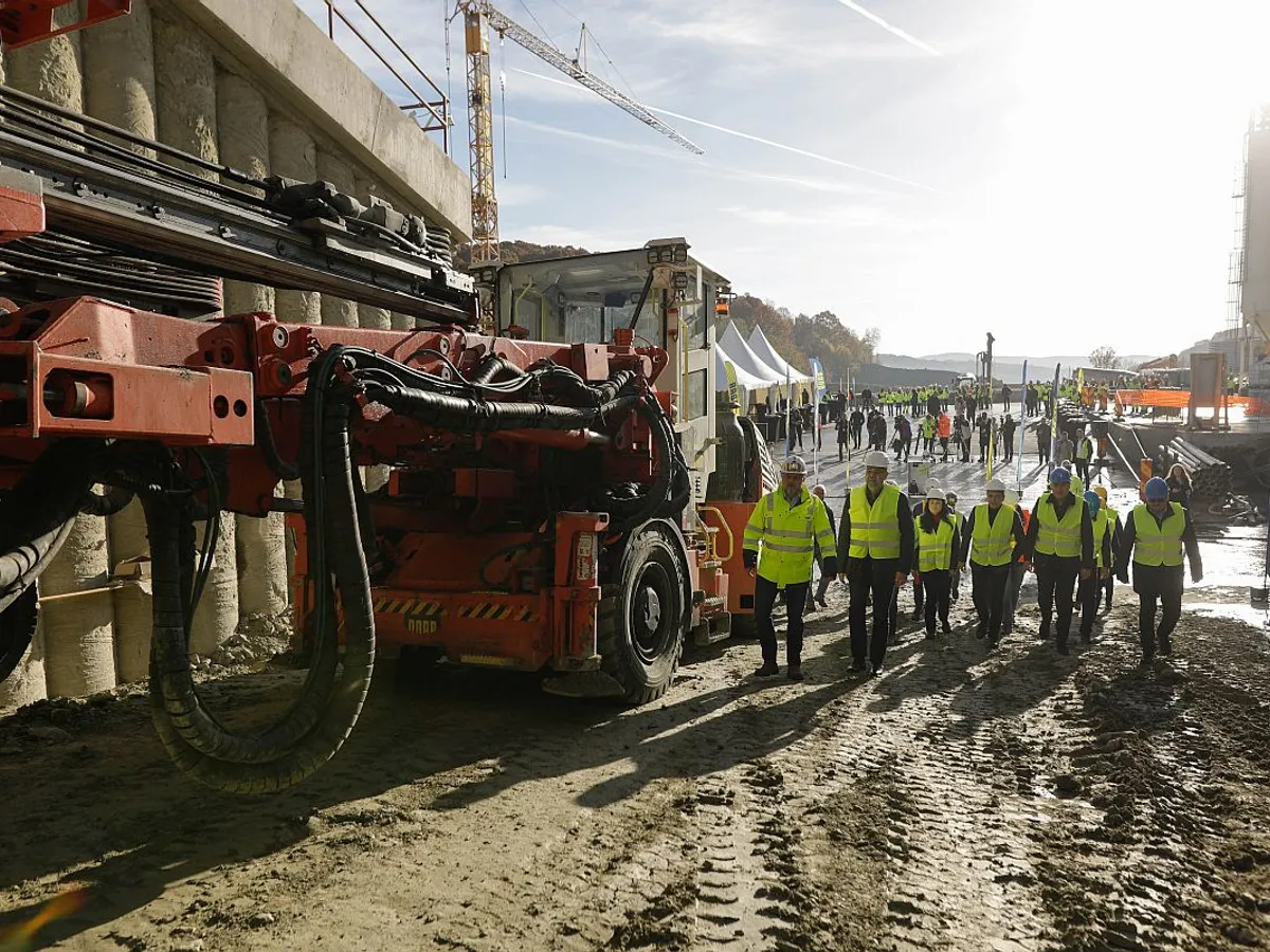 30 octombrie 2023. Lucrări la Autostrada Sibiu - Piteşti, Secţiunea 4 Tigveni - Curtea de Argeş - Foto: INQUAM PHOTOS/George Călin