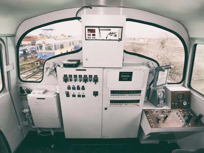 Cum arată prima locomotivă de manevră hybrid făcută în România. La bază are un model din 1960 - Foto: locomotivahibrid.ro