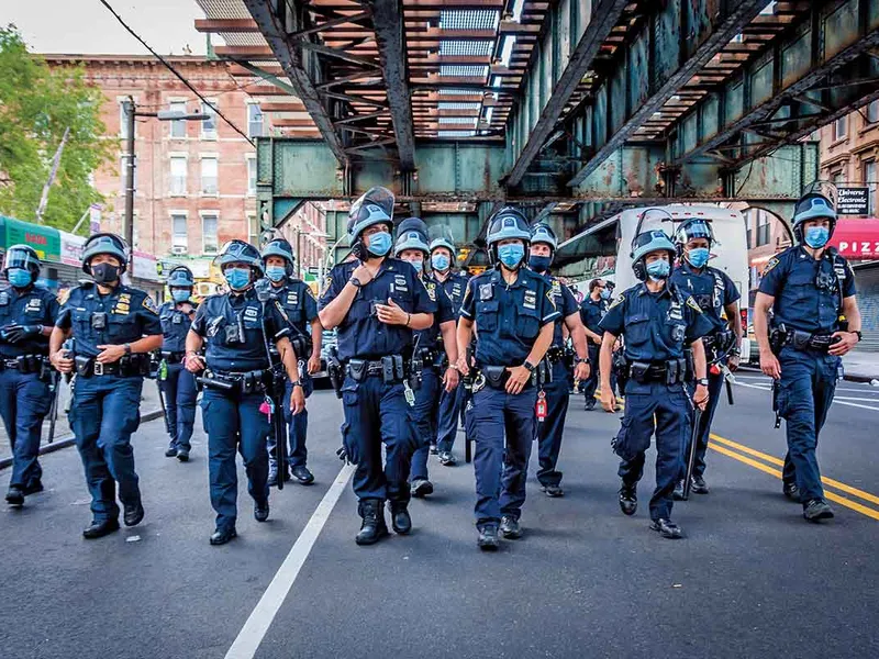 Se formează un zid albastru în Brooklyn, New York, în iunie anul trecut, în urma unui protest împotriva brutalității poliției