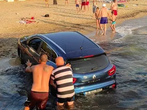 Un român a ajuns cu mașina în mare, pe o plajă din Grecia: „A crezut că e la Mamaia” Foto:facebook/Forum Thassos