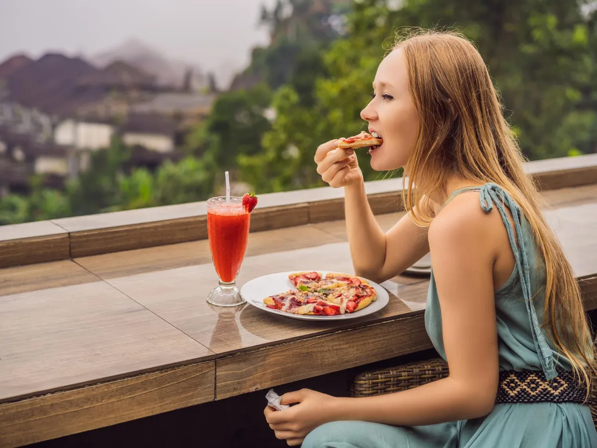 Ce nu ai voie să mănânci atunci când sunt peste 30 de grade afară? Poți avea probleme digestive serioase