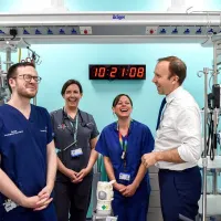 Ministrul Sănătății al Marii Britanii, Matt Hancock a spus că este dispus să se vaccineze în direct la TV/FOTO: G4 Media