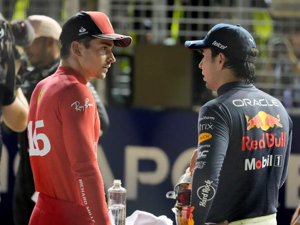 Charles Leclerc discută cu Sergio Perez, al doilea cel mai rapid pilor din calificările pentru Marele Premiu de Formula 1 din Singapore- Foto: Profimedia Images