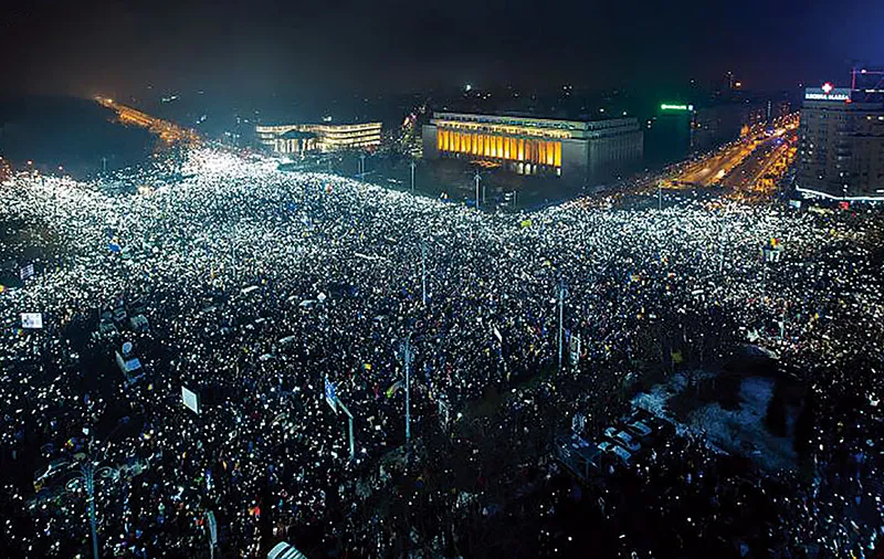 BUCUREȘTI 300.000 de oameni au participat la „protestul luminilor“, cea mai amplă manifestație de după Revoluție - Foto: Dan Mihai Bălănescu