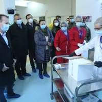 Premierul Cîțu și prima tranșă de vaccin de la Pfizer/FOTO: Facebook