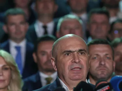 Premierul Ilie Bolojan, declaraţii de presă la sediul partidului, alături de alţi colegi - Foto: INQUAM PHOTOS/George Călin