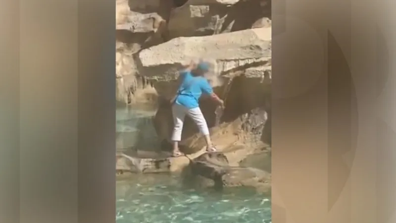 O femeie a stârnit furie printre italieni după ce s-a urcat pe Fontana di Trevi din Roma. Motivul Foto: captura video observator