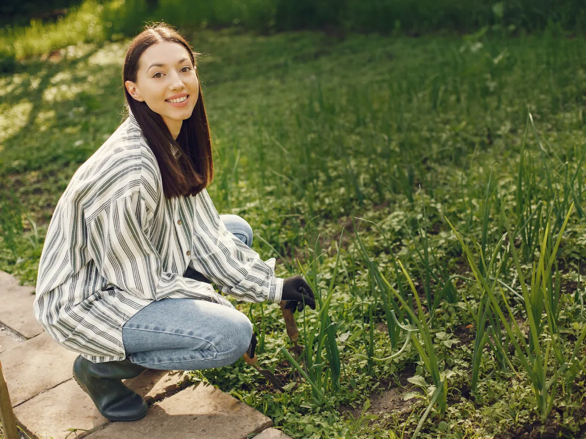 Femeie în grădină - Foto: Freepik (Imagine cu rol ilustrativ)