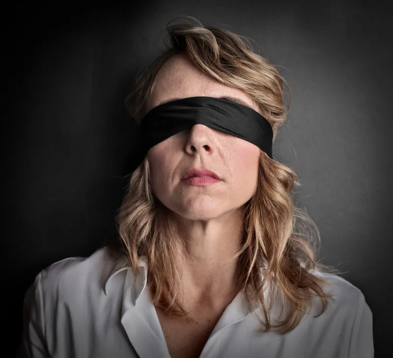 Femeie legată de la ochi - Foto: Freepik (Imagine cu rol ilustrativ)