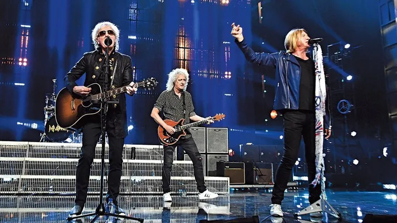 Ian Hunter, Brian May de la Queen și Joe Elliott de la Def Leppard la Rock and Roll Hall of Fame