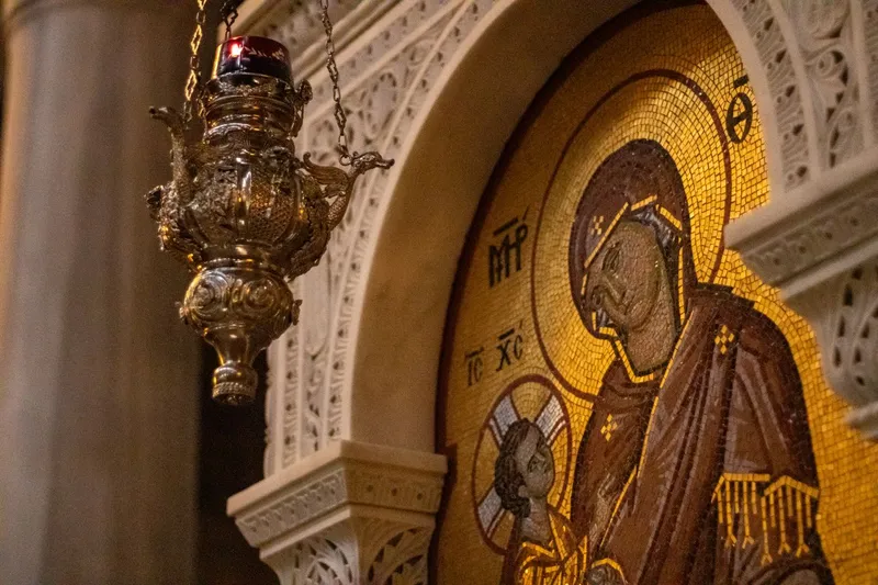 Felinar bisericesc ornamentat l&acirc;ngă icoana mozaică a Mariei și a lui Iisus - Foto: Pexels (Imagine cu rol ilustrativ)