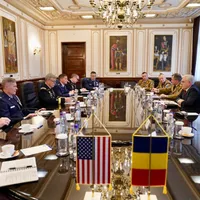 Conducerea Ministerului Apărării Naţionale a avut, sâmbătă, o întrevedere cu delegaţia condusă de comandantul Comandamentului pentru Operaţii Speciale ale SUA - Foto: Facebook/ Angel Tîlvăr