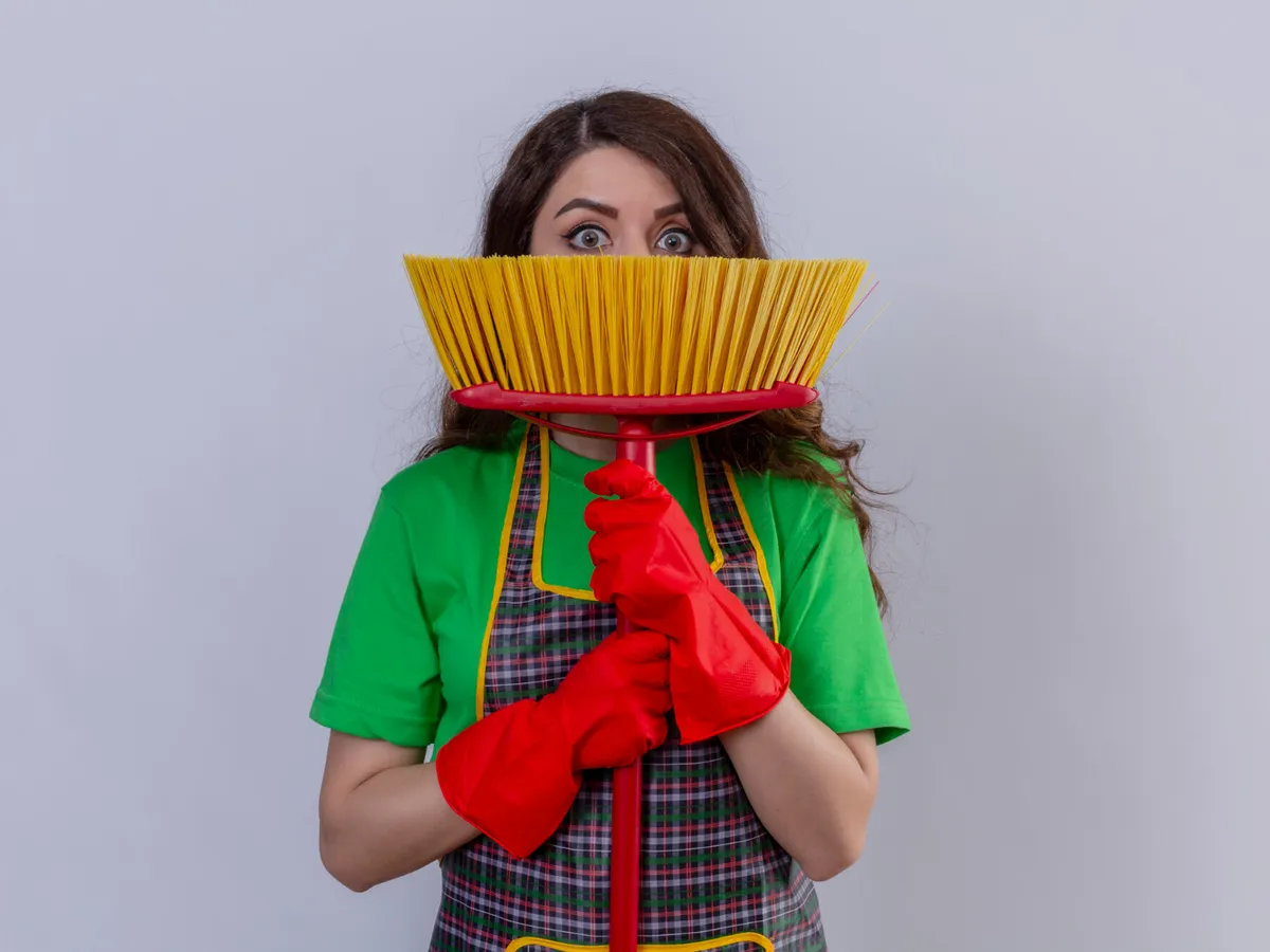 De ce să înfășori mătura în folie de aluminiu? Trucul care te ajută să ai casa tot timpul curată