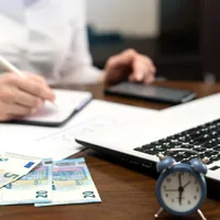 Peste 800.000 de români pot scăpa de datorii la ANAF. Ce sume se șterg și ce trebuie să facă? - Foto: freepik.com (rol ilustrativ)