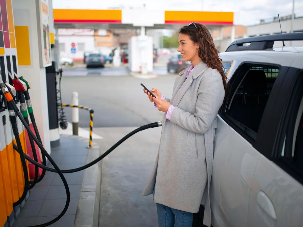 Guvernul dă șoferilor 2,4 lei la fiecare 100 km să combată scumpirea motorinei. Acciza, scăzută cu 30 bani