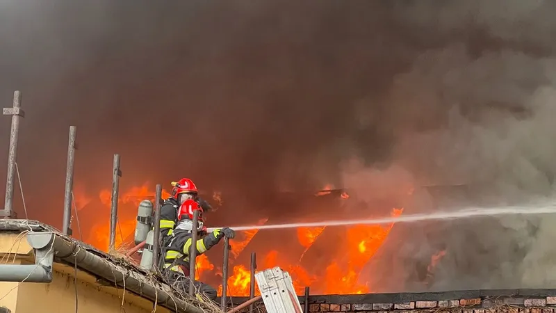 Incendiu de proporții la Sibiu. 50 de oameni, evacuați din case. Intervin pompieri din 5 județe - Foto: ISU Sibiu