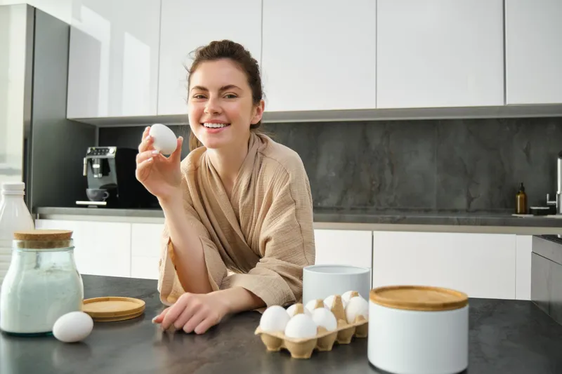 Femeie prepară ouă - Foto: Freepik